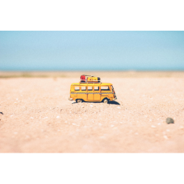 Poster petite voiture sur le sable