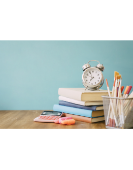 Poster réveil sur une pile de livre